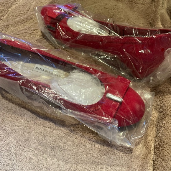 Dana Buchman NEW in Box Comfort Pump in Size 10, 1” Wedge Heel. Beautiful Red - Picture 5 of 14